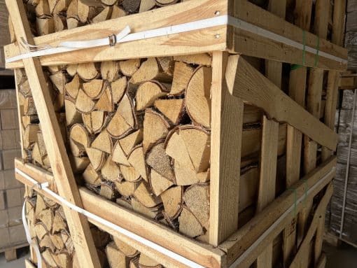 Beržinės malkos iš arti, sausos, džiovintos kameroje iki 15-18% drėgnumo, supakuotos į medines dėžes po 2 kubinius metrus.