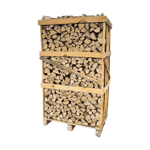 Skroblo malkos didelėje medinėje dėžėje ant paletės