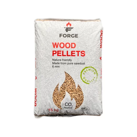 Forge medžio pjuvenų granulių maišas iš priekio, matomi užrašai „Wood pellets“ ir „15 kg“