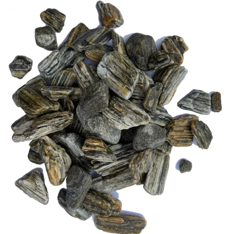 Gludintas medžio akmens mulčias, apvalintų dryžuotų ir pilkų akmenų krūvelė ant balto fono