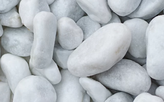 Bianco Carrara gludinti akmenukai iš arti, šviesūs apvalinti akmenukai