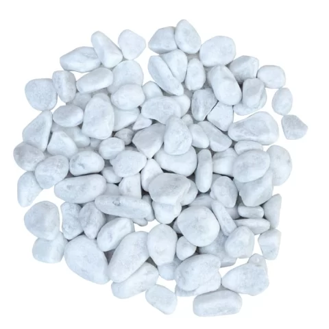 Bianco Carrara gludinti akmenukai, baltų ir šviesiai pilkų akmenukų krūvelė ant balto fono