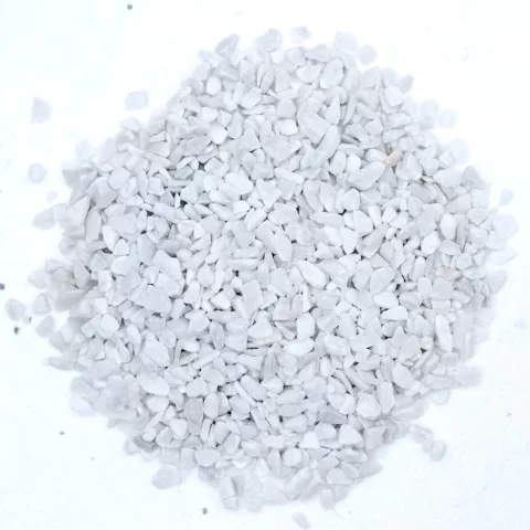 Marmuro skalda Bianco Carrara, baltų akmenukų krūvelė ant balto fono