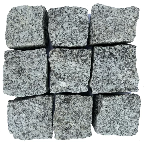 Pilkos granito trinkelės 10×10×5 cm, devynios trinkelės sudėtos trimis eilėmis