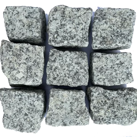 Pilkos granito trinkelės 5×5×5 cm, devynios trinkelės sudėtos trimis eilėmis