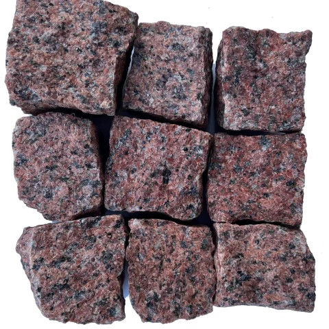 Raudonos granito trinkelės 5×5×5 cm, devynios trinkelės sudėtos trimis eilėmis