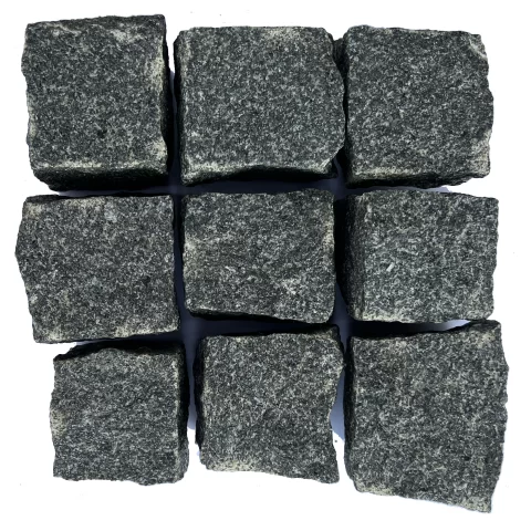 Tamsiai pilkos granito trinkelės 5×5×5 cm, devynios trinkelės sudėtos trimis eilėmis