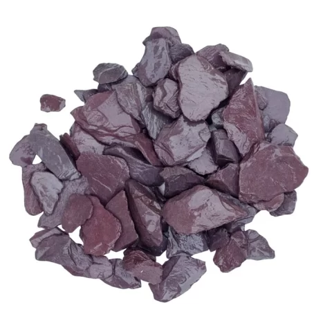 Violetinis skalūno mulčias, violetinių plokščių akmenų krūvelė ant balto fono