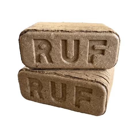 Kietmedžio pjuvenų briketai iš arti, du sudėti briketai su įspaustu užrašu „RUF“