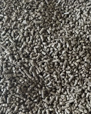 Saulėgrąžų lukštų granulių artimas planas – cilindrinės 8 mm granulės