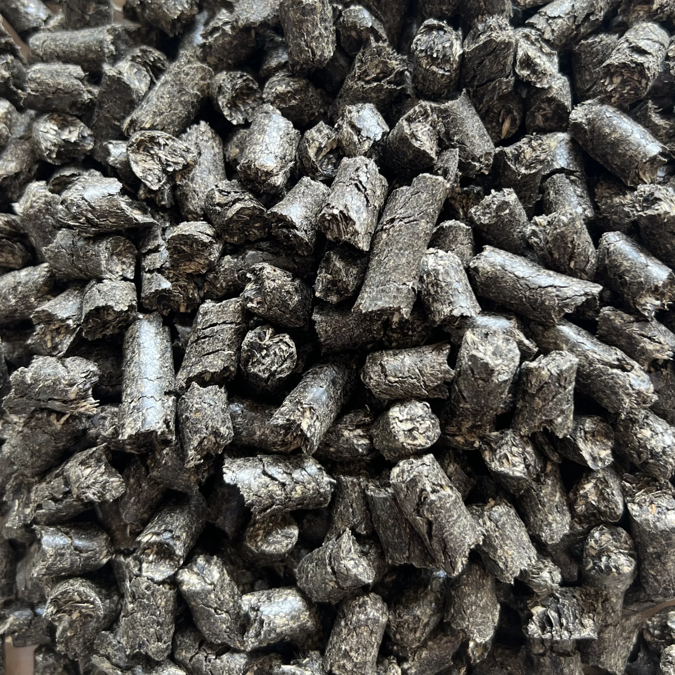 Saulėgrąžų lukštų granulės iš arti – cilindrinės 8 mm granulės