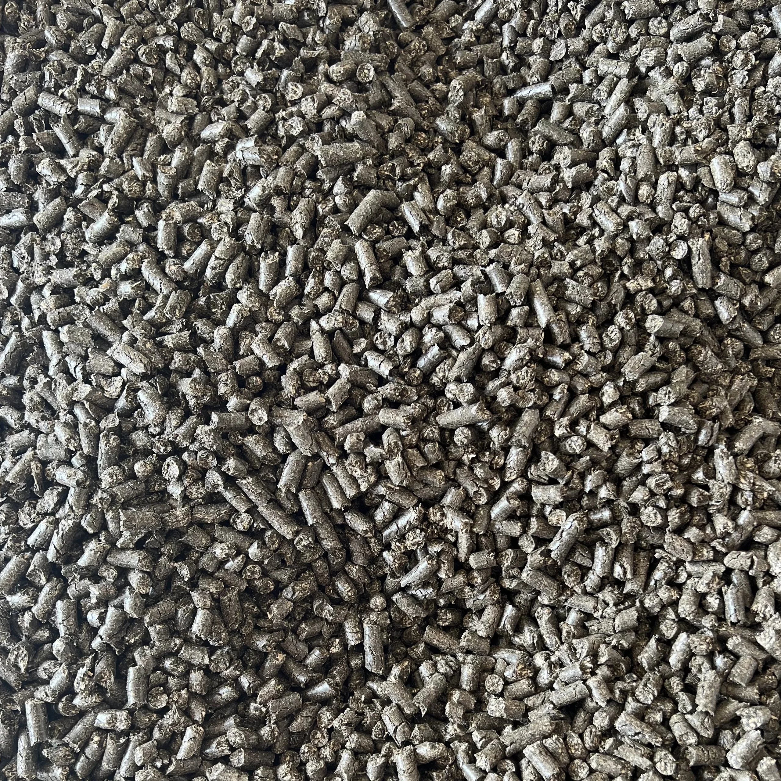 Saulėgrąžų lukštų granulių artimas planas – cilindrinės 8 mm granulės