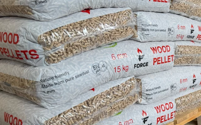 „Forge“ medžio granulių 15 kg maišai, sukrauti ant paletės