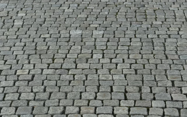 Pilkų granito trinkelių grindinys, trinkelės sudėtos lygiomis eilėmis