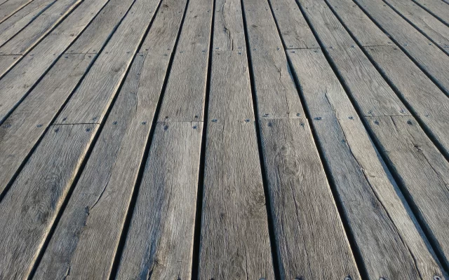 Medinės terasos lentos su tarpais ir varžtais iš arti