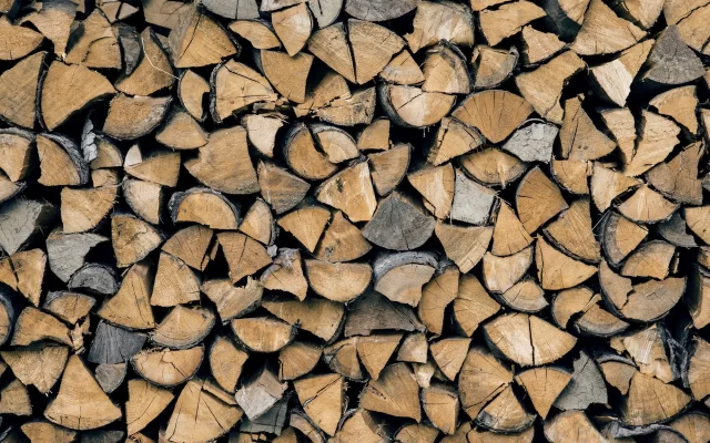 Skaldytos malkos, sukrautos galais į priekį, kai kurių pliauskų galai su žieve